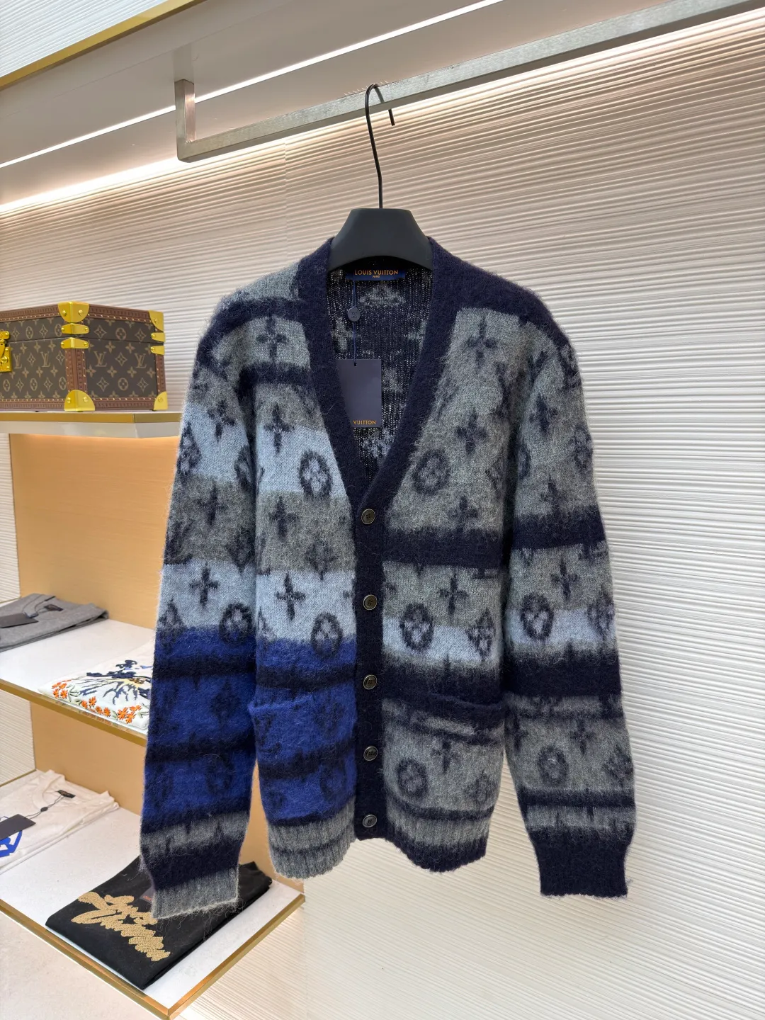LOUIS VUITTON gradient mohair cardigan ●Original version: Purchased and developed by 16489 ●Item number: 1681020-C75 ●Fabric: mohair fabric ●Technology: knitting ●Version: loose fit ●Weight: about 575 grams ●Size: XS-S-M-L ●Description: Custom-woven mohair 67% + nylon 28% + sheep wool 5% yarn, purchased rich and finely ground mohair, imported Stoll weaving, full body alignment and stripe stitching, with black and white gray tones to highlight the full Monogram For the pattern, the mohair has been washed and naturally milled. After the shirt is woven, you need to manually remove the dotted lines that hang the hair, draw the knots and sew them. After sewing, wash and iron them to shape, then remove the clamps and catch the hair, wash it after catching it, and finally catch the hair again to achieve the same wool feel and effect as ZP. The process is very complicated. The overall wiring is straight and delicate, the fabric is comfortable and soft, and the color is consistent without color difference. It can be matched with the same style to create a fashionable look and control various occasions. Customized accessories, complete with three standards, same style for men and women!